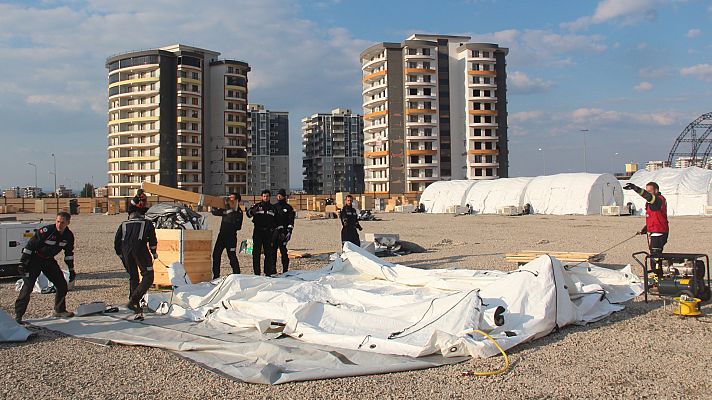 España pone en marcha un hospital de campaña para los afectados por el terremoto en la ciudad turca de Iskenderun.