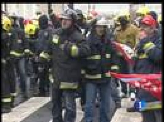 Bomberos contra policías