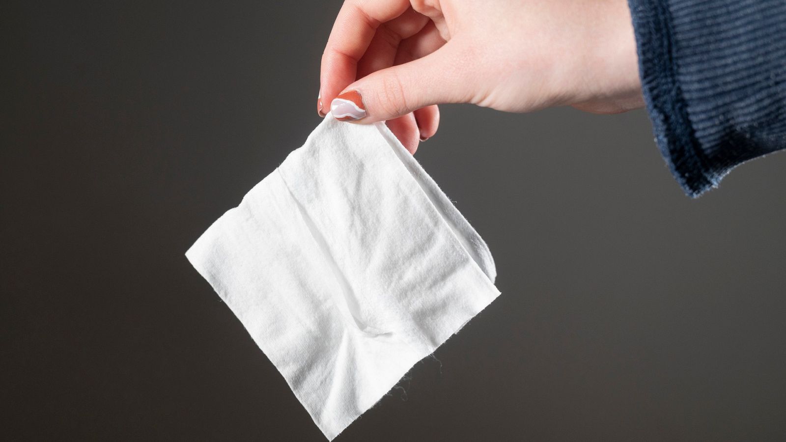 ¿Cómo se producen las toallitas húmedas y por qué se acumulan?