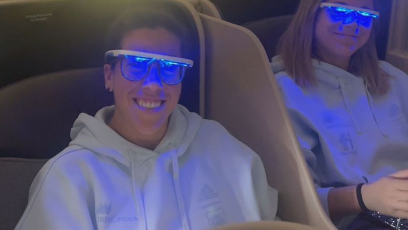 Las jugadoras de la selección viajan a Australia con gafas de luminoterapia para combatir el 'jet lag' -- Ver ahora