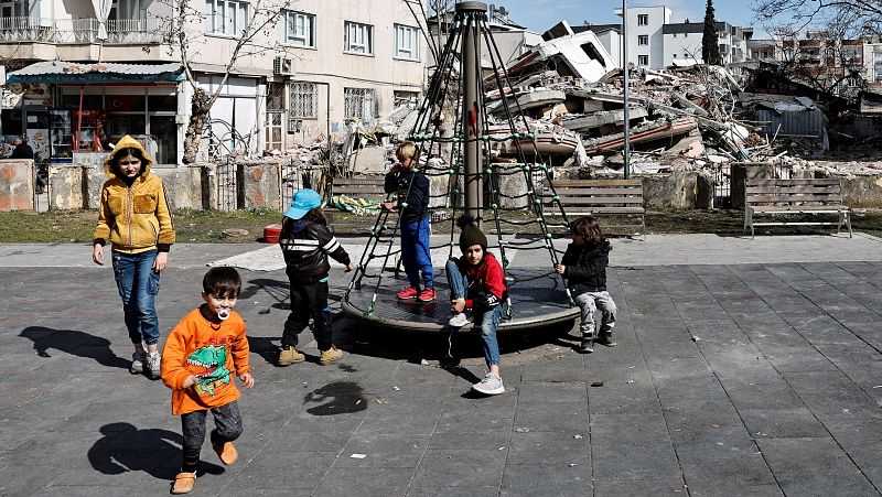 Mafias y pobreza, el riesgo de los niños que se han quedado huérfanos tras el terremoto de Turquía y Siria