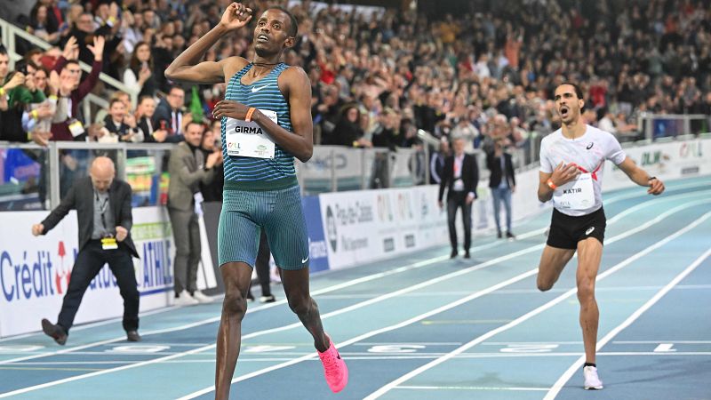 Lamecha Girma bate el r�cord del mundo de 3.000 en pista cubierta y Mo Katir el de Europa -- Ver ahora