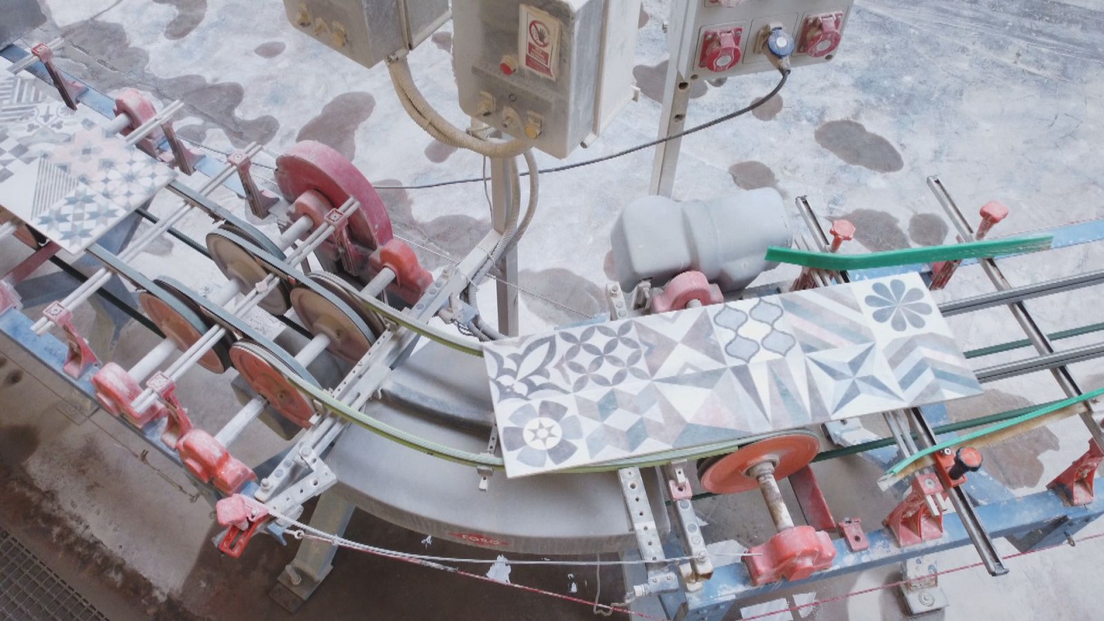 La patronal del taulell abandona la Mesa de la Ceràmica