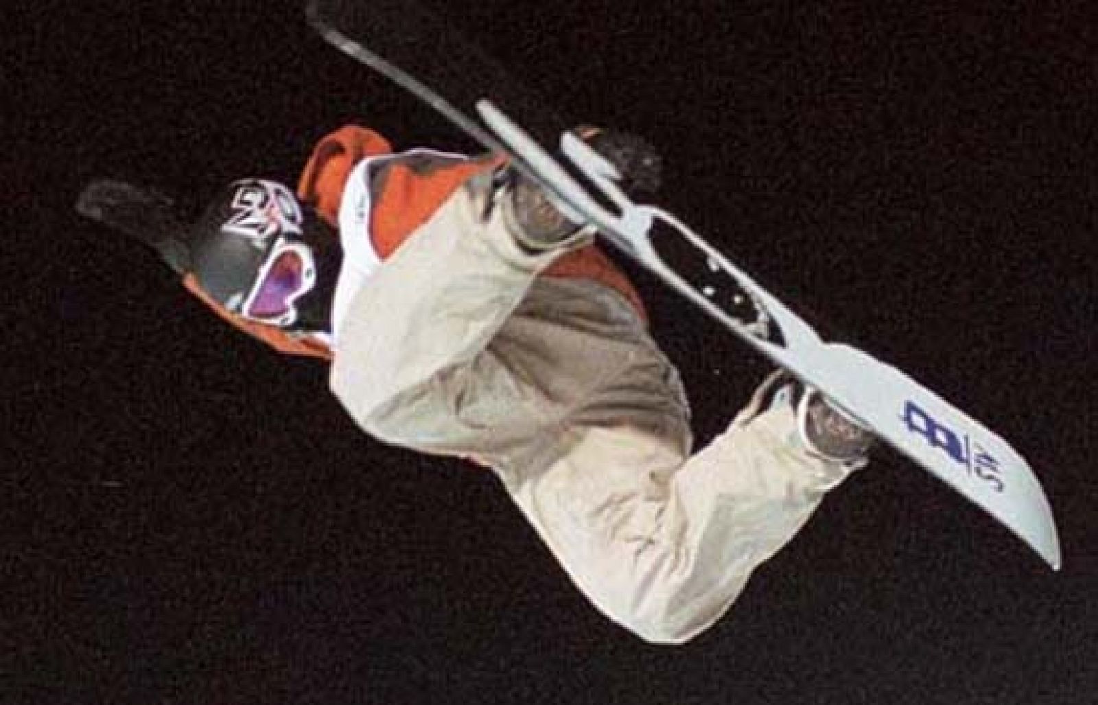 El casco le salva la vida | Ver