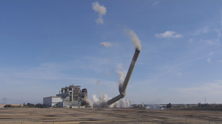 Noticias Aragón - Los 343 metros de la icónica chimenea de la Central Térmica de Andorra se han venido abajo