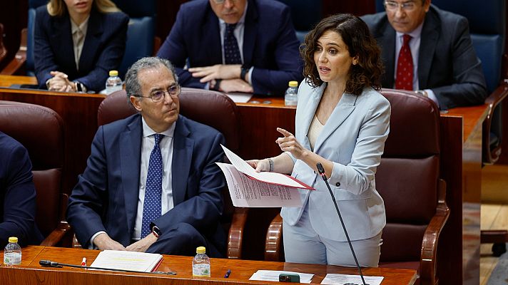 Más Madrid y PSOE afean que Ayuso "censure" los carteles de protesta en los centros de salud