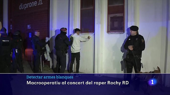 L'Informatiu - Un macrooperatiu policial per detectar armes blanques acaba amb quatre detinguts i centenars d'identificats