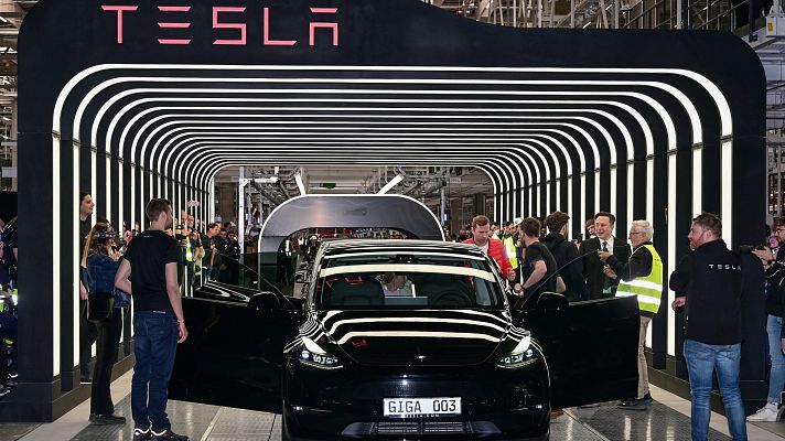 Telediario 1 - Tesla revisará más de 350.000 vehículos en Estados Unidos por riesgos con el sistema de conducción autónoma