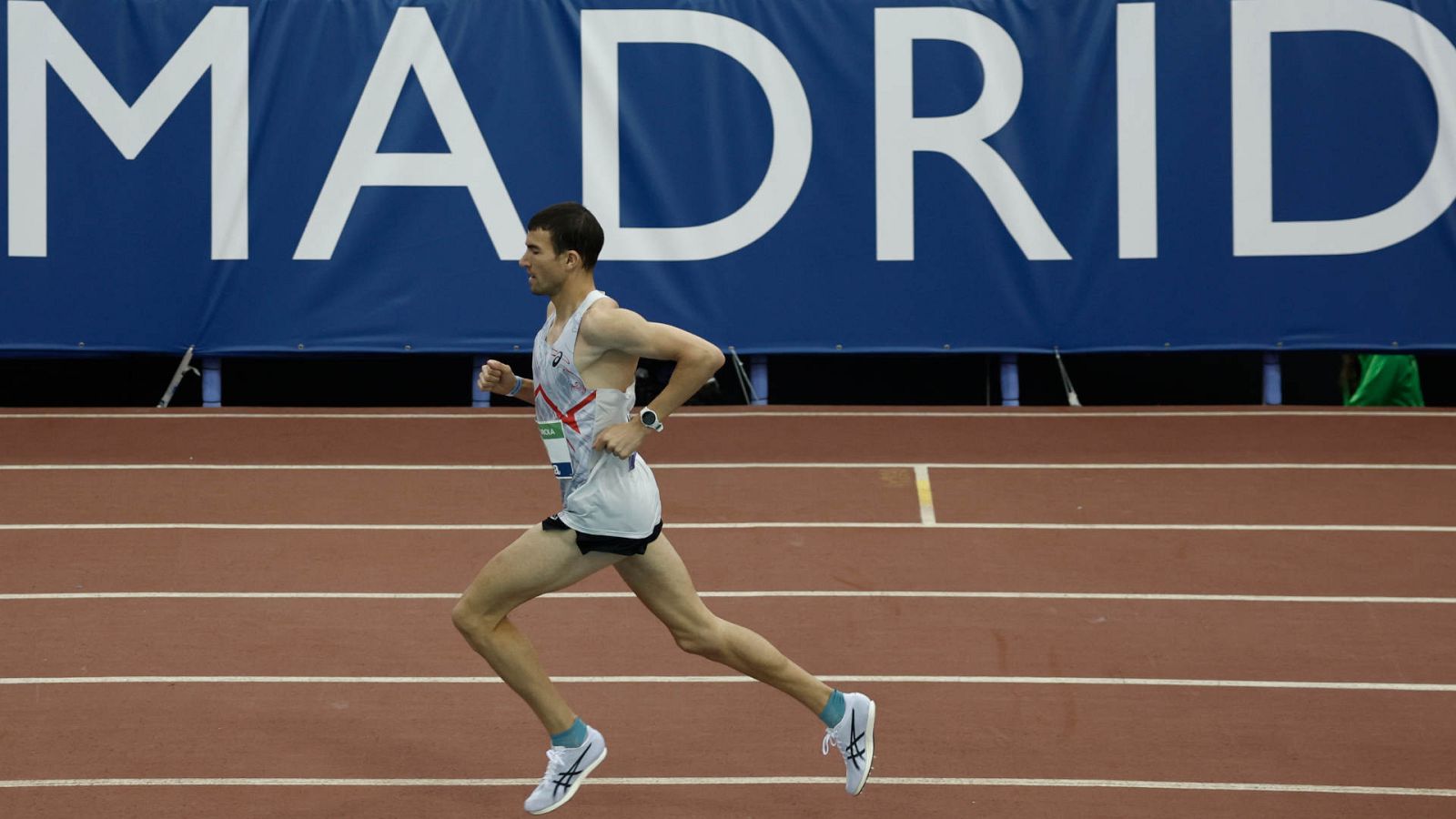 Adel Mechaal gana vuelta y logra en solitario la mínima del 3.000 para el Europeo en pista cubierta -- Ver ahora