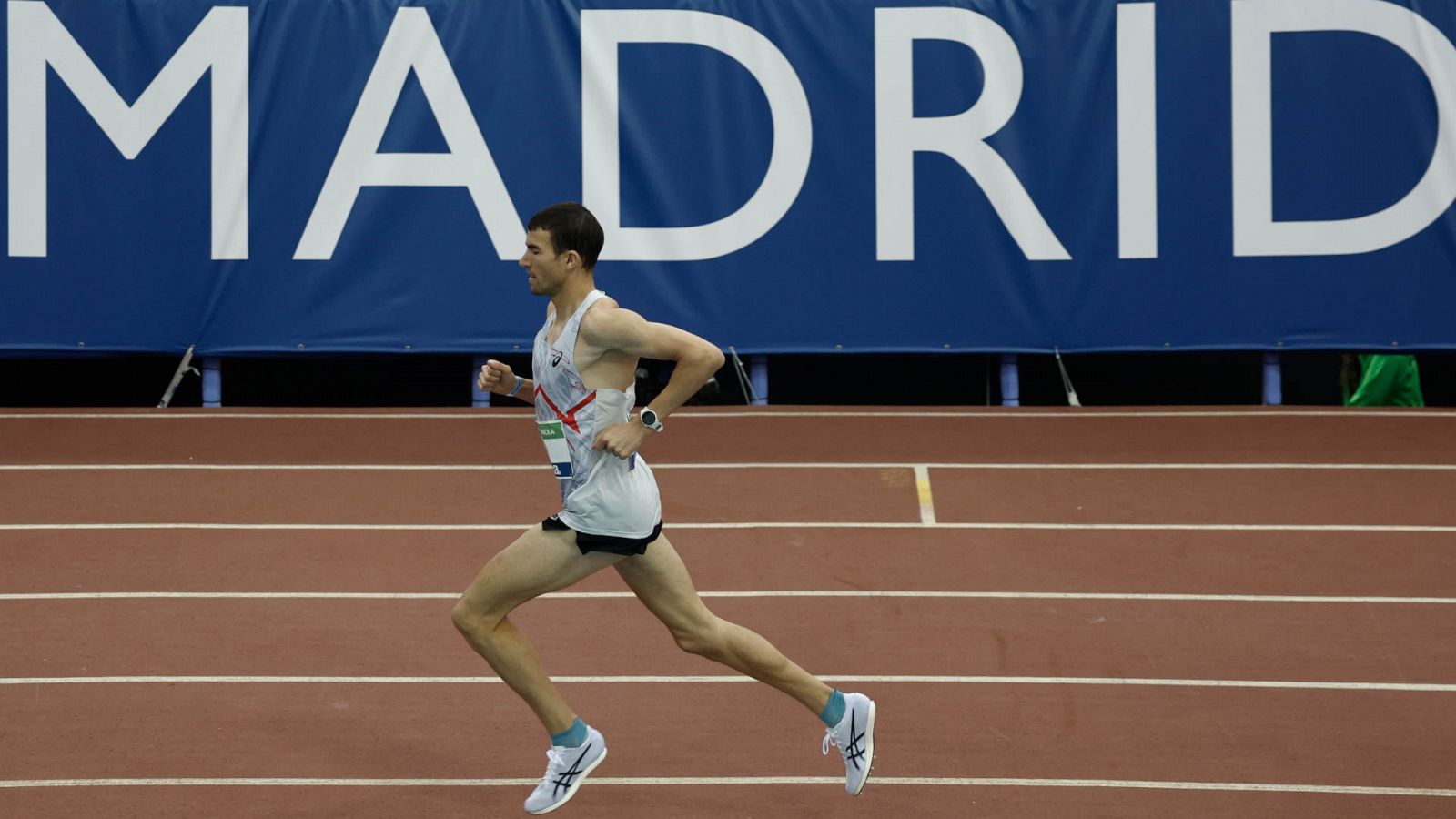 Adel Mechaal gana vuelta y logra en solitario la mínima del 3.000 para el Europeo en pista cubierta -- Ver ahora