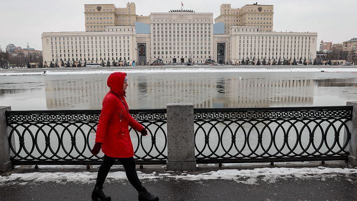 Telediario 2 - Un lazo verde, el símbolo contra la guerra de Ucrania que se puede ver en Moscú