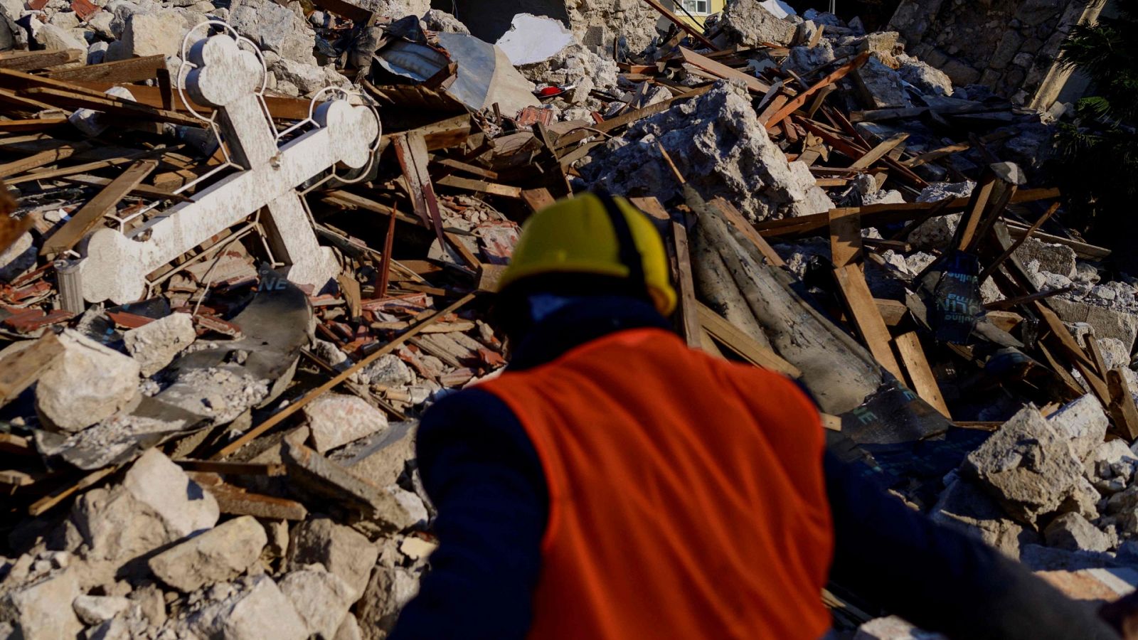 Terremoto en Turquía: Rescatan a tres personas con vida