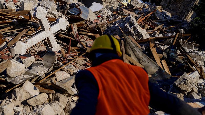 Rescatan en Turquía a tres supervivientes 13 días después del terremoto
