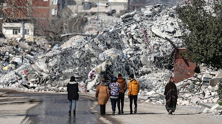 Los afectados por los terremotos regresan a sus hogares