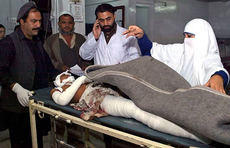  Un coche bomba en una comisaría pakistaní deja al menos 16 muertos