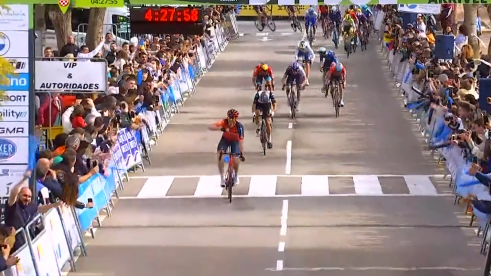 El espectacular sprint de Omar Fraile para ganar la última etapa de la Vuelta a Andalucía