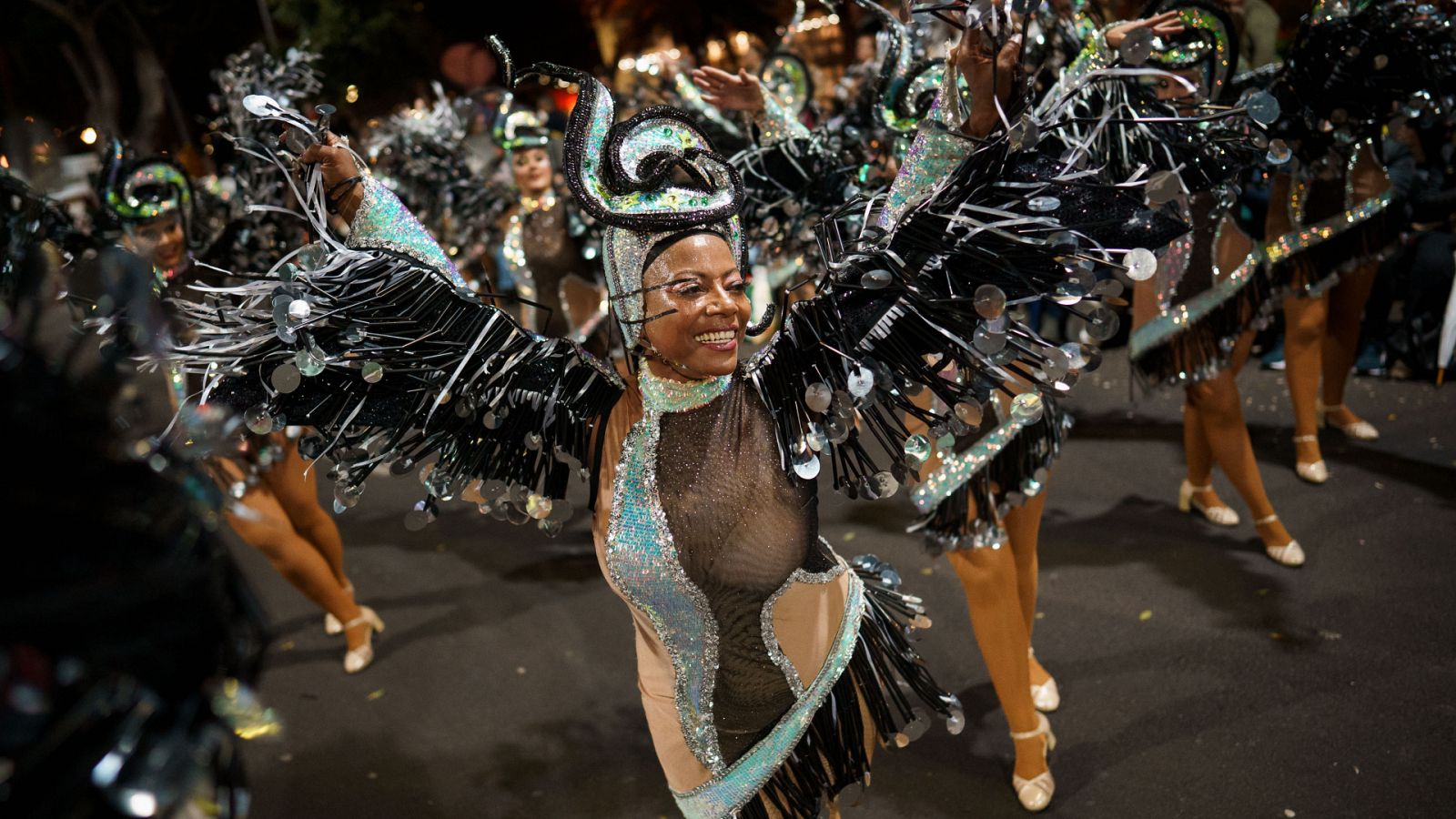 España celebra el carnaval con comparsas y pasacalles