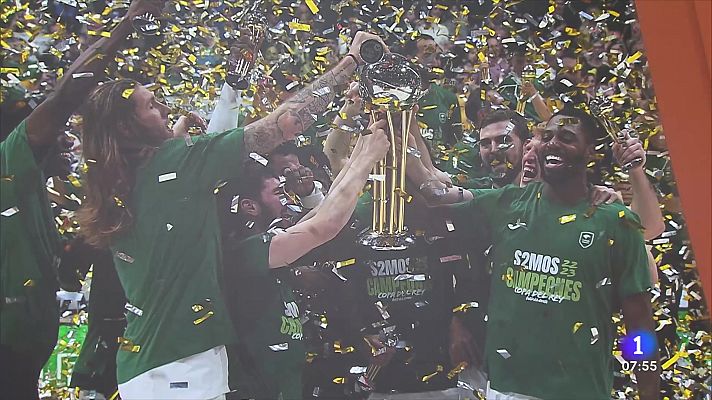 Unicaja se da un baño de masas en su vuelta a Málaga con la Copa