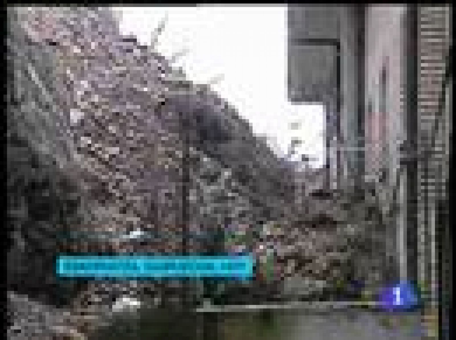 El desbordamiento de la ría de Bilbao obliga a cortar algunas carreteras