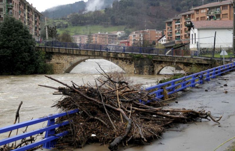El desbordamiento de la ría de Bilbao obliga a cortar algunas carreteras 
