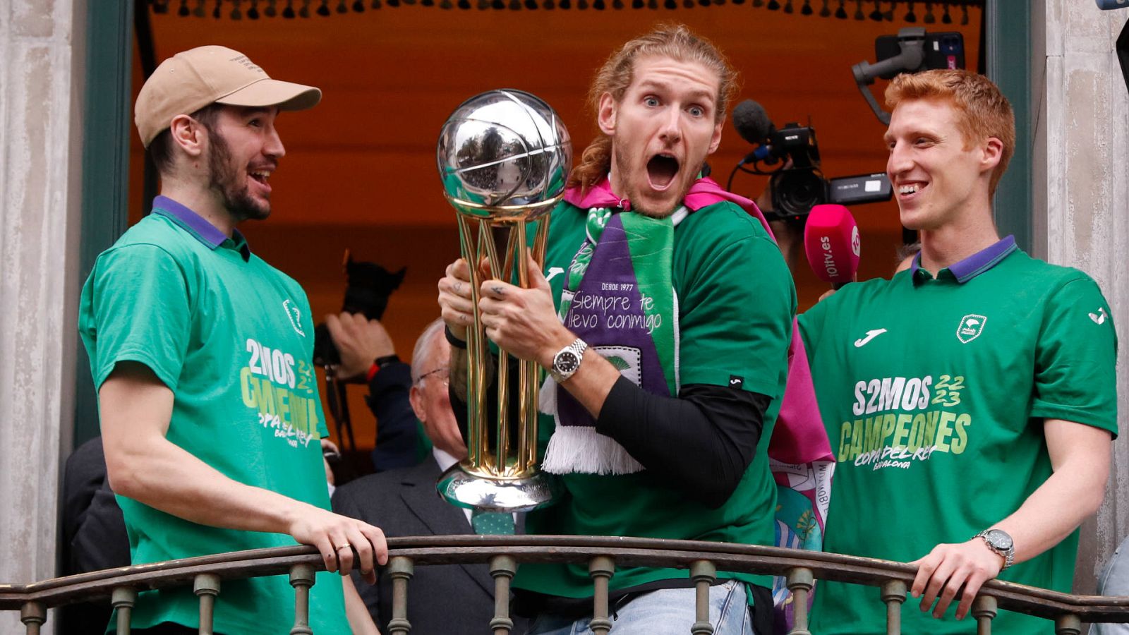 La afición del Unicaja inunda las calles de Málaga para celebrar la Copa del Rey -- Ver ahora