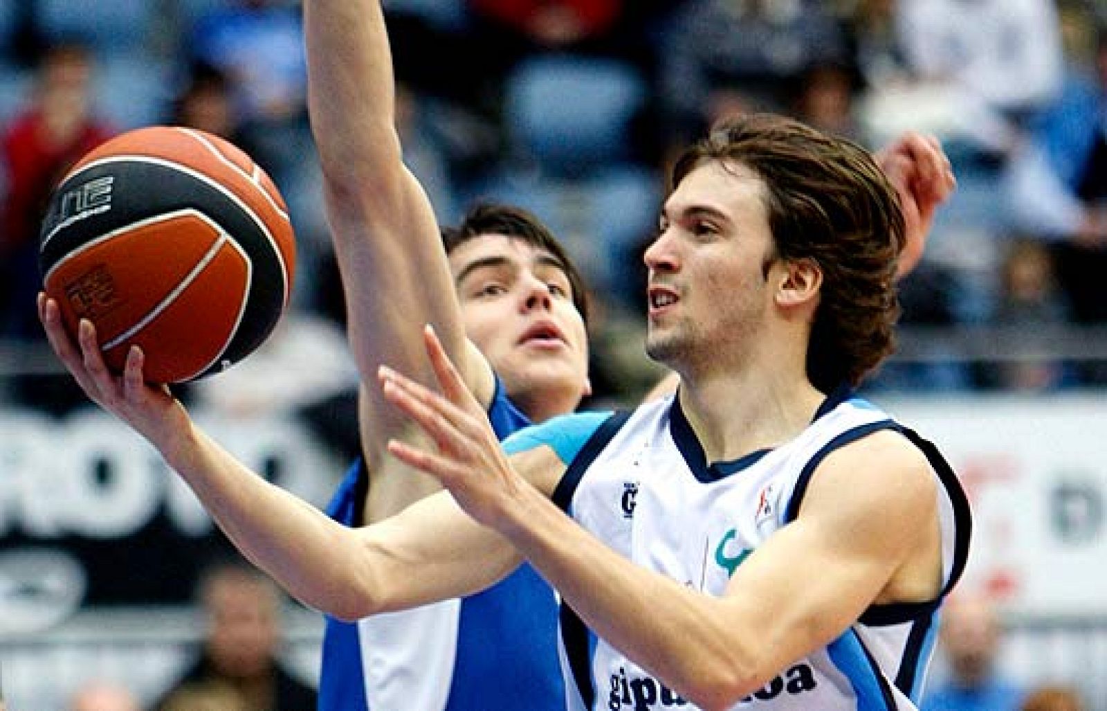 El Lagun Aro GBC encajó su sexta derrota consecutiva frente a un Cajasol que dio la vuelta al encuentro en el último cuarto (47-56).