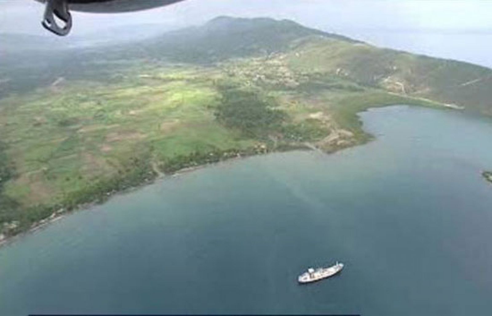 Los soldados españoles inspeccionan el terreno | Ver