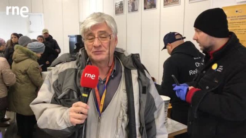 Radio 5 Actualidad - El chef José Andrés reparte comida entre los ucranianos en Irpín - Ver ahora