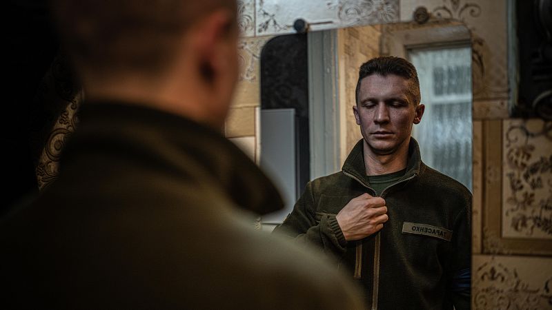 El músico Valery Tarasenko ha relatado a RTVE el giro que ha dado su vida desde que fue llamado en marzo para unirse a las filas del Ejército ucraniano 