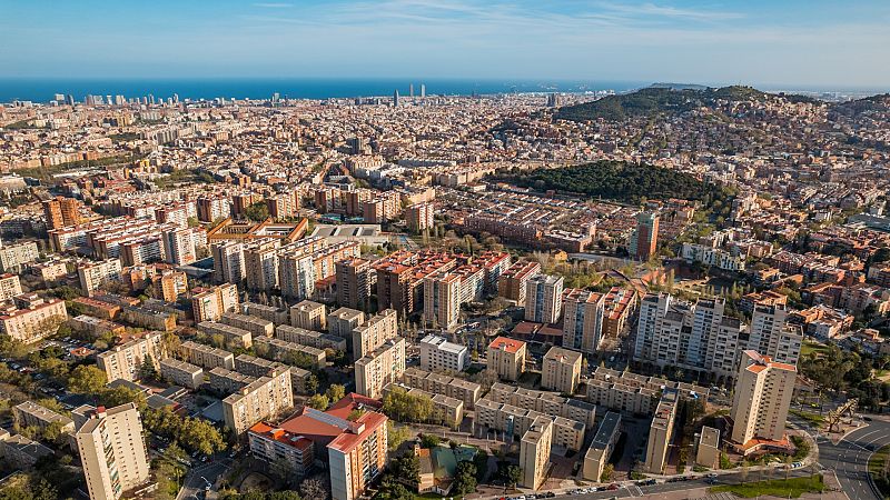 Comprar una casa en el centro de ciudades como Barcelona, Madrid o Sevilla se ha convertido en algo inasumible para muchos compradores, que ahora buscan pisos en las afueras para evitar esos precios.