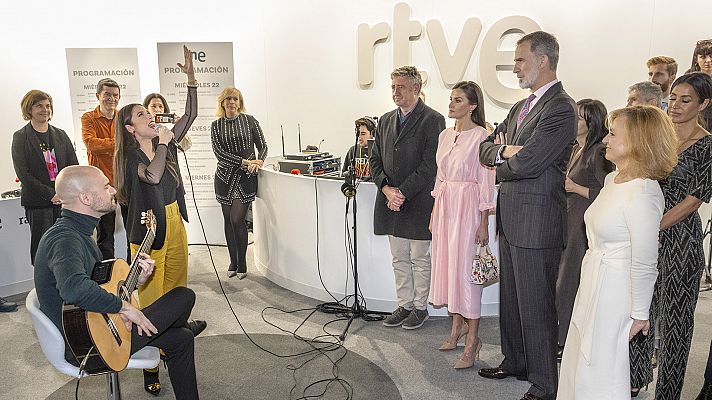 Blanca Paloma actúa para los Reyes en el stand de RTVE en ARCOmadrid 2023