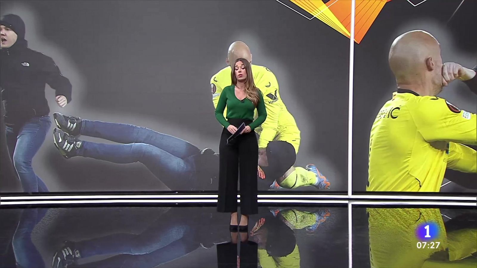 Un espectador salta al campo y agrede a Dmitrovic en el PSV - Sevilla | Ver