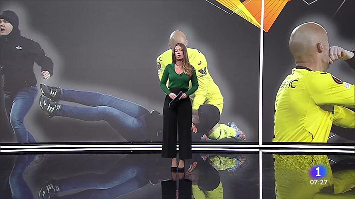 Telediario Matinal - Un espectador salta al campo y agrede a Dmitrovic en el PSV - Sevilla