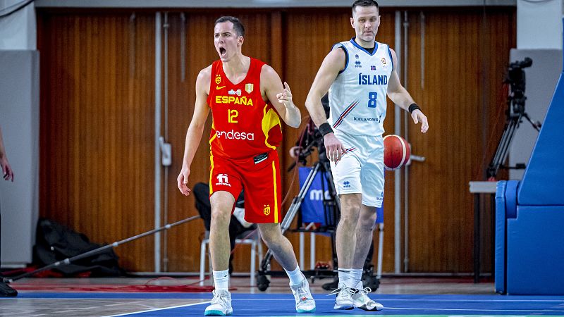 Espa�a gana a Islandia y sigue l�der