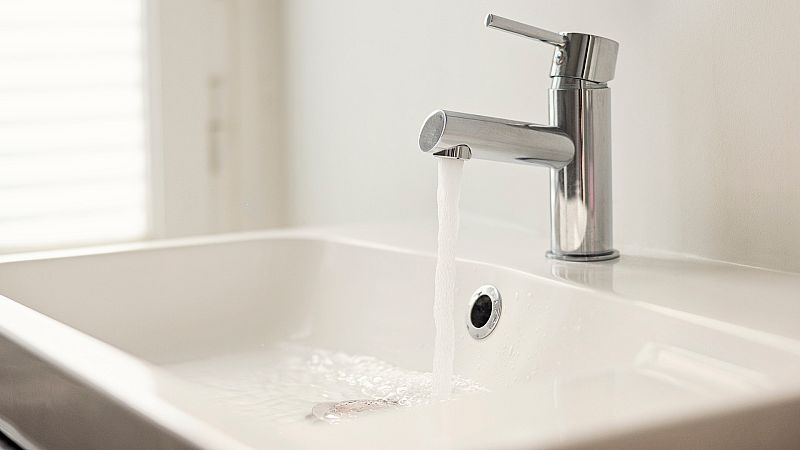 Un depósito para ahorrar el agua que malgastamos mientras esperamos que salga caliente, la innovación de dos fontaneros españoles