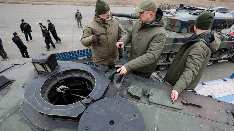 Unidas Podemos se opone al envío de armas a Ucrania, mientras que desde el PSOE creen que estos argumentos forman parte de su estrategia electoral y el PP, que apoya a Sánchez en el envío de armamento, pide que ponga más orden dentro del Gobierno.