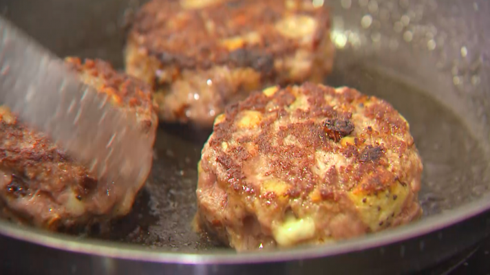 Hamburguesa de frutos secos, tomate deshidratado y queso