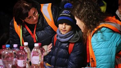 La nueva vida de Hassan, el niño de 11 años que huyó de la guerra con el teléfono de su familia escrito en la mano      