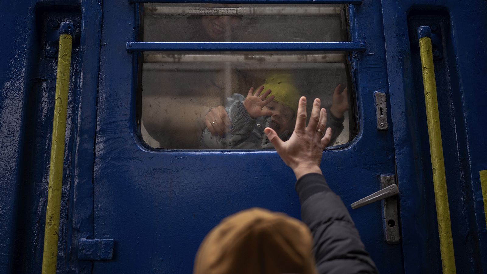 De refugiados a combatientes y retornados: las historias del tren de Polonia a Ucrania