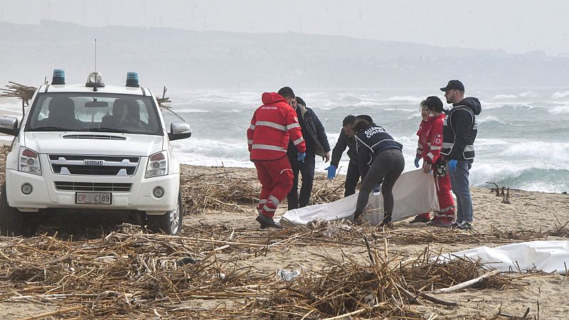 Decenas de migrantes muertos en un naufragio en Italia