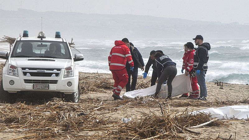 Decenas de migrantes muertos en un naufragio en Italia