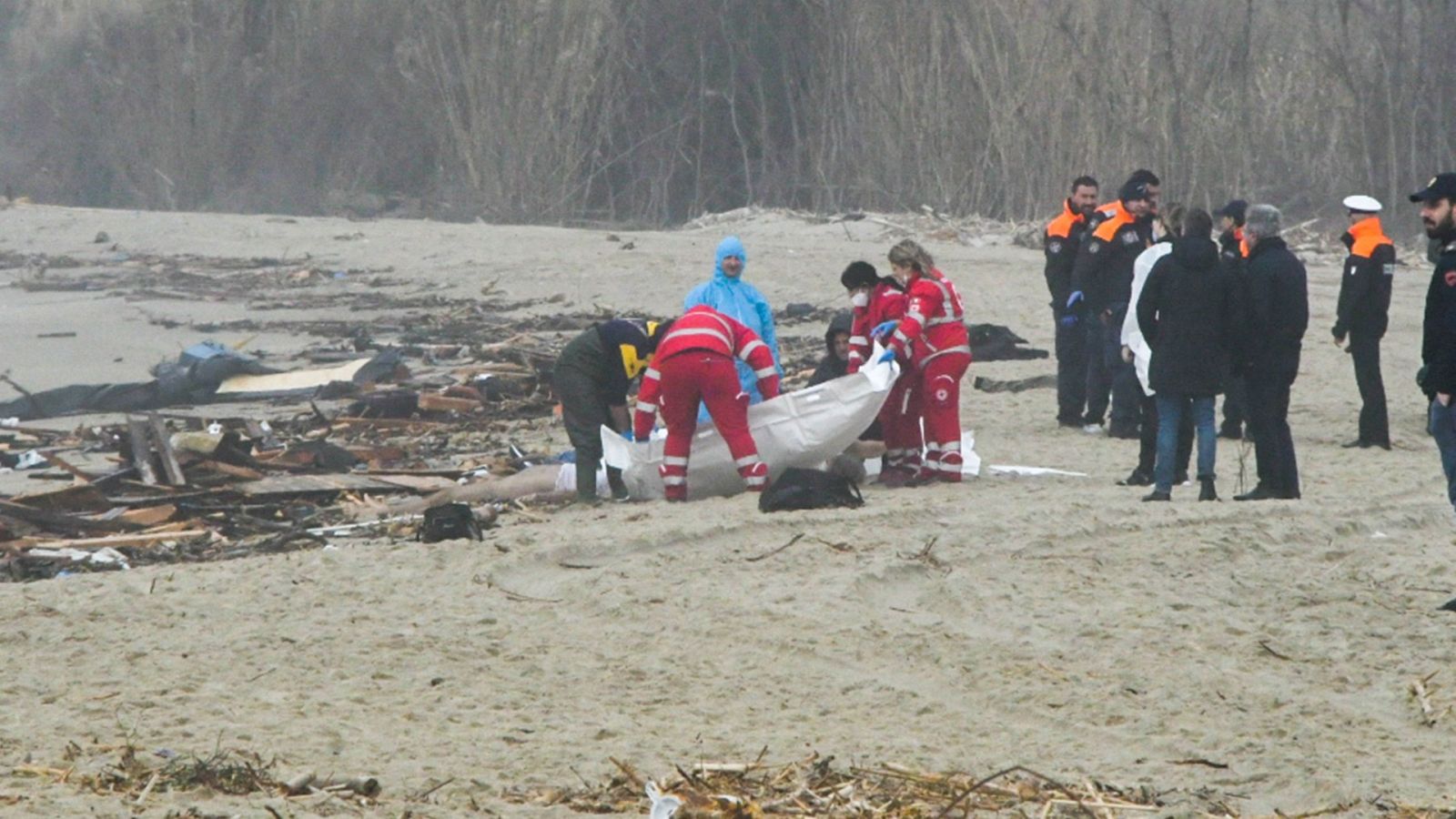 Decenas de migrantes mueren en el naufragio de una embarcación en Calabria