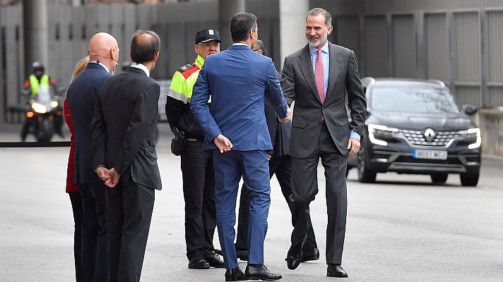 Aragonès y Colau evitan el saludo al rey a su llegada al Mobile World Congress