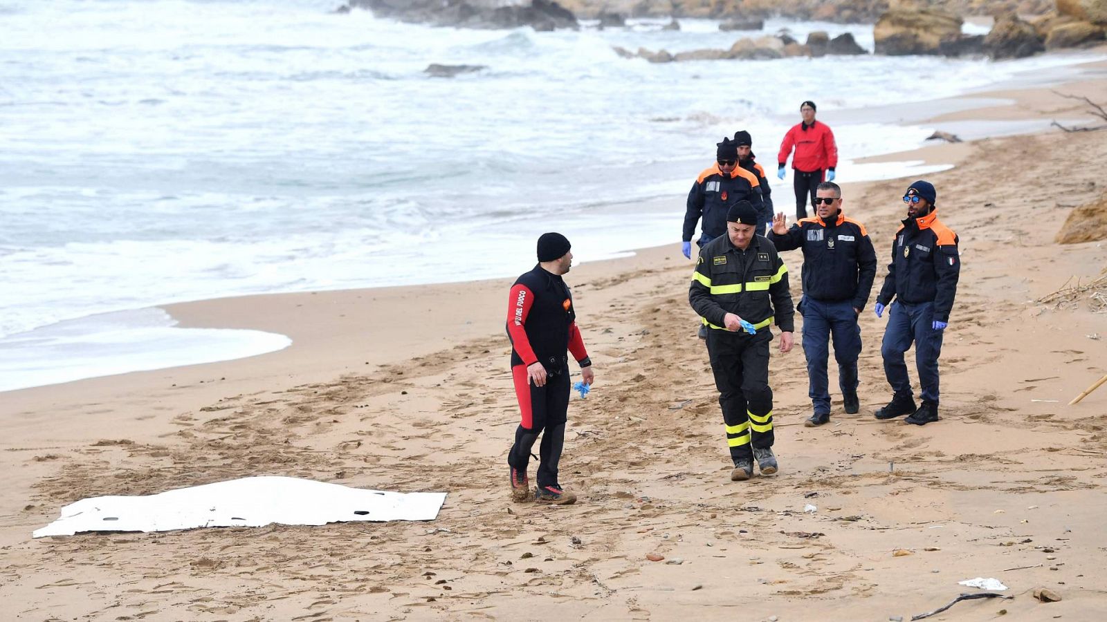 Naufragio en Italia: Continúan las labores de rescate en la costa de Calabria 