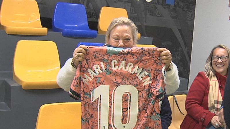 Mari Carmen dice hasta luego al fondo del Nuevo Mirandilla tras llevarse otro balonazo -- Ver ahora