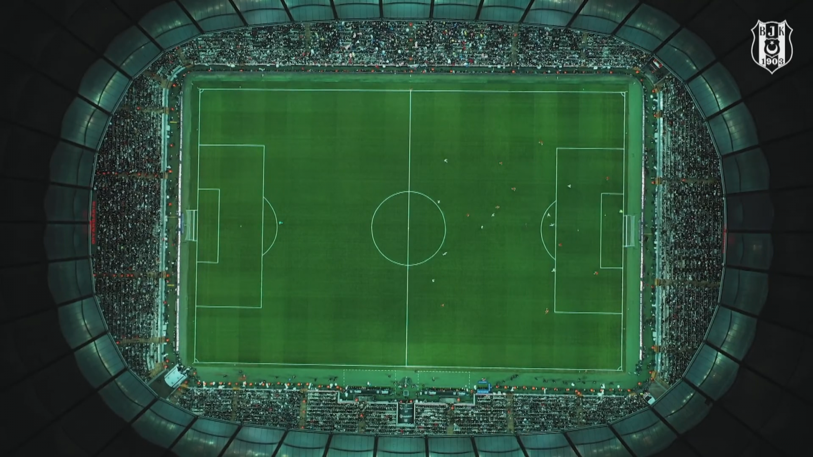 Los aficionados del Besiktas llenan el campo de peluches