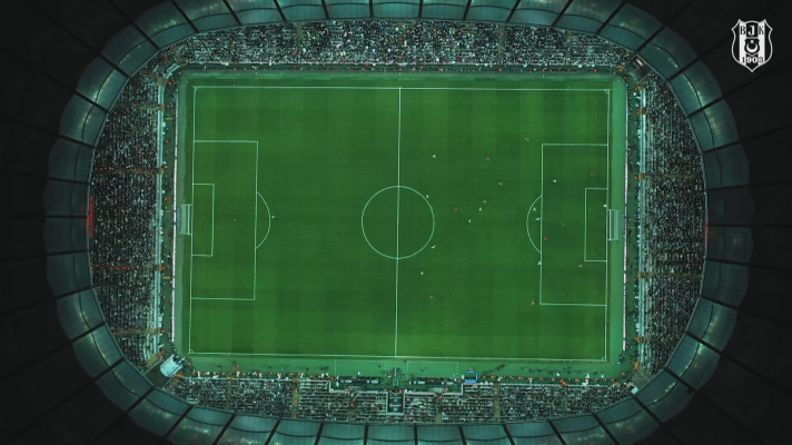 Fútbol - Los aficionados del Besiktas llenan el estadio de peluches para los niños afectados por el terremoto
