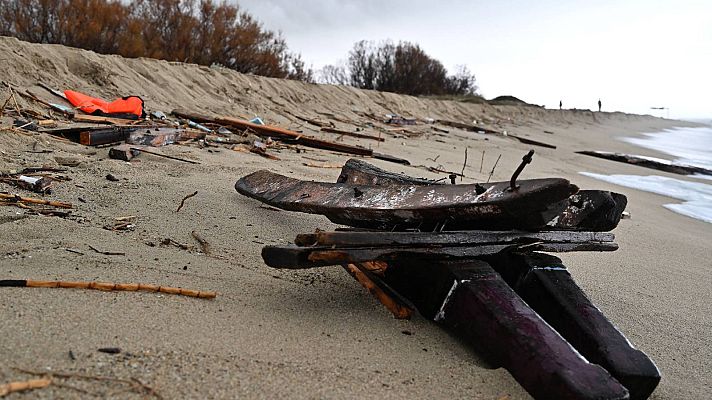 Telediario 2 - Comienza la identificación de cadáveres en Calabria mientras siguen las tareas de búsqueda