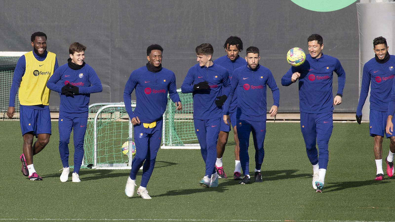 El Real Madrid recupera a Rodrygo y el Barcelona pierde a Lewandowski, Pedri y Dembelé