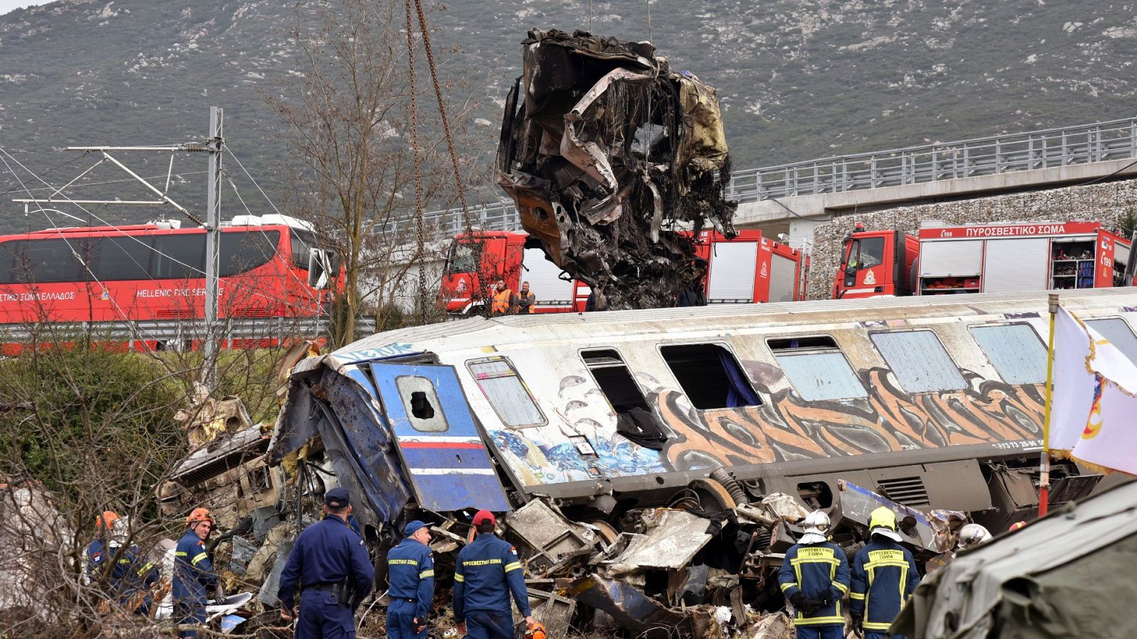 Ascienden a 43 los muertos tras el choque de trenes en Grecia 